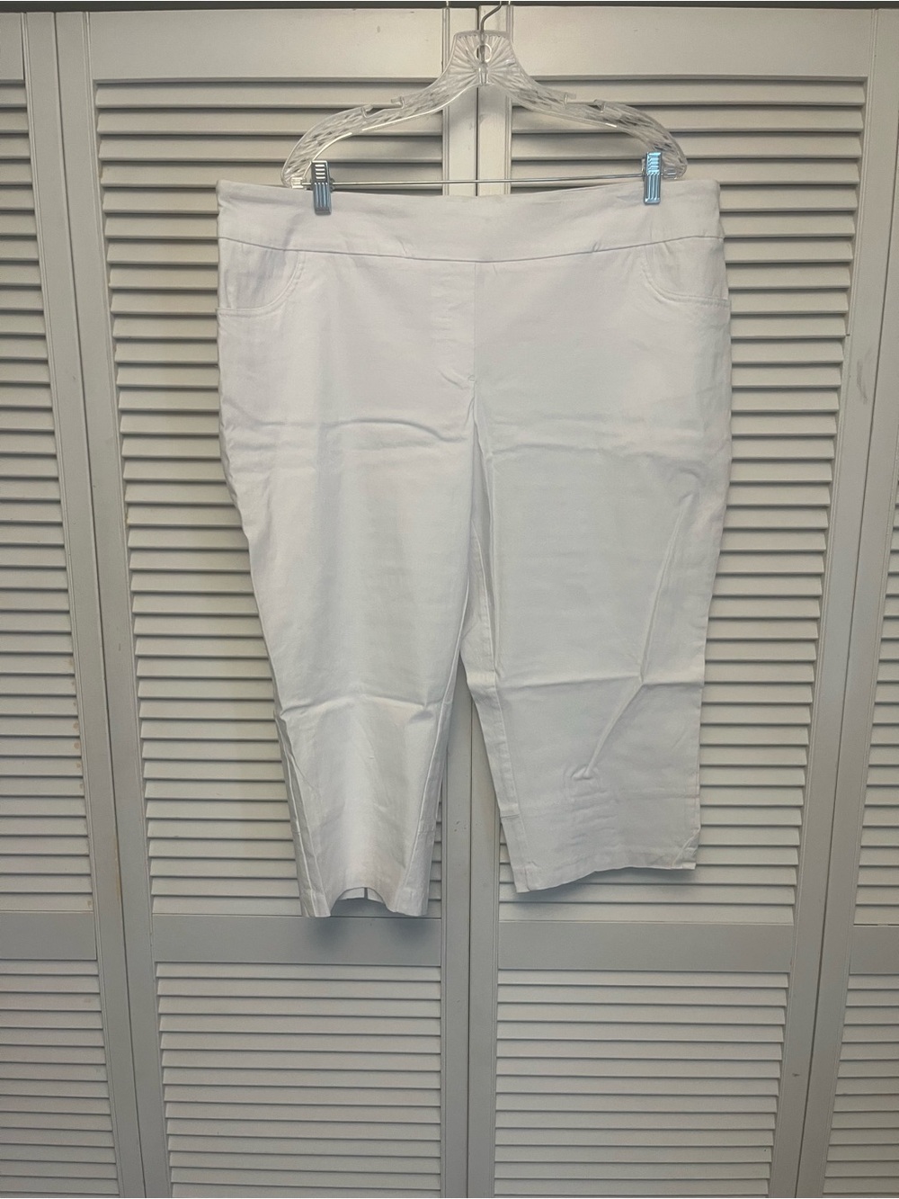 Tribal White Women's Stretch Capris